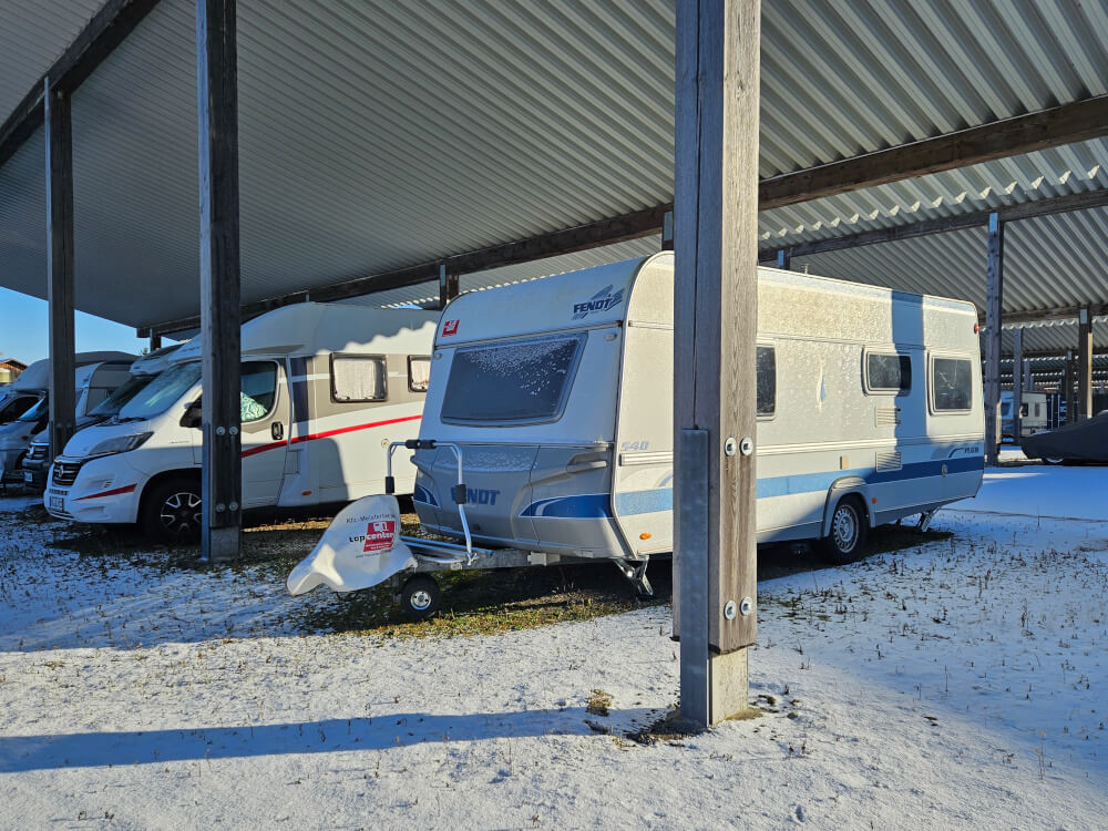 Abstellplätze auf eingezäuntem Gelände